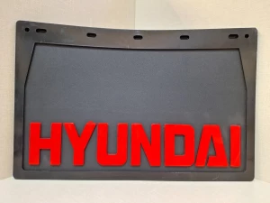 Брызговик HYUNDAI 420*270 красная резина-буквы ЛЮКС